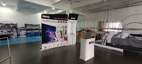 10ftの展示会ブースを広告するまっすぐなカーブの背景幕の旗は旗を抜く